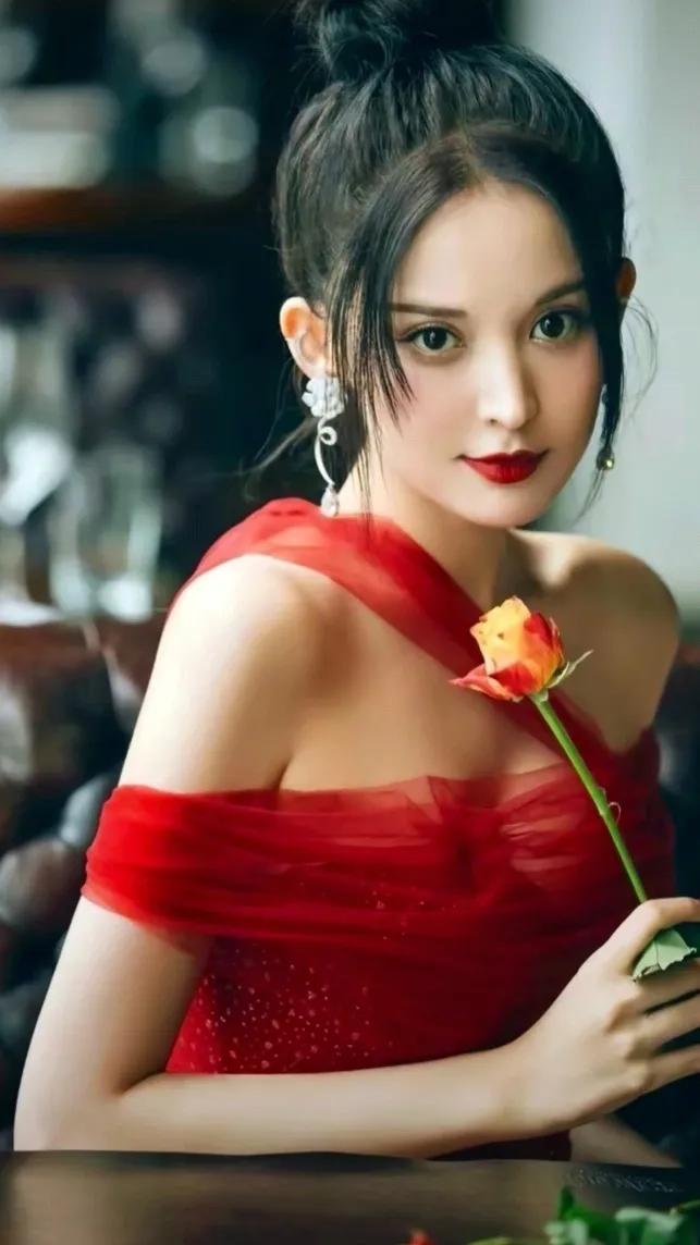 锦绣妆容双玉颜，
婀娜身姿恍若仙。
美艳动人神仙羡，
绝世佳人古力娜[抠鼻][抠