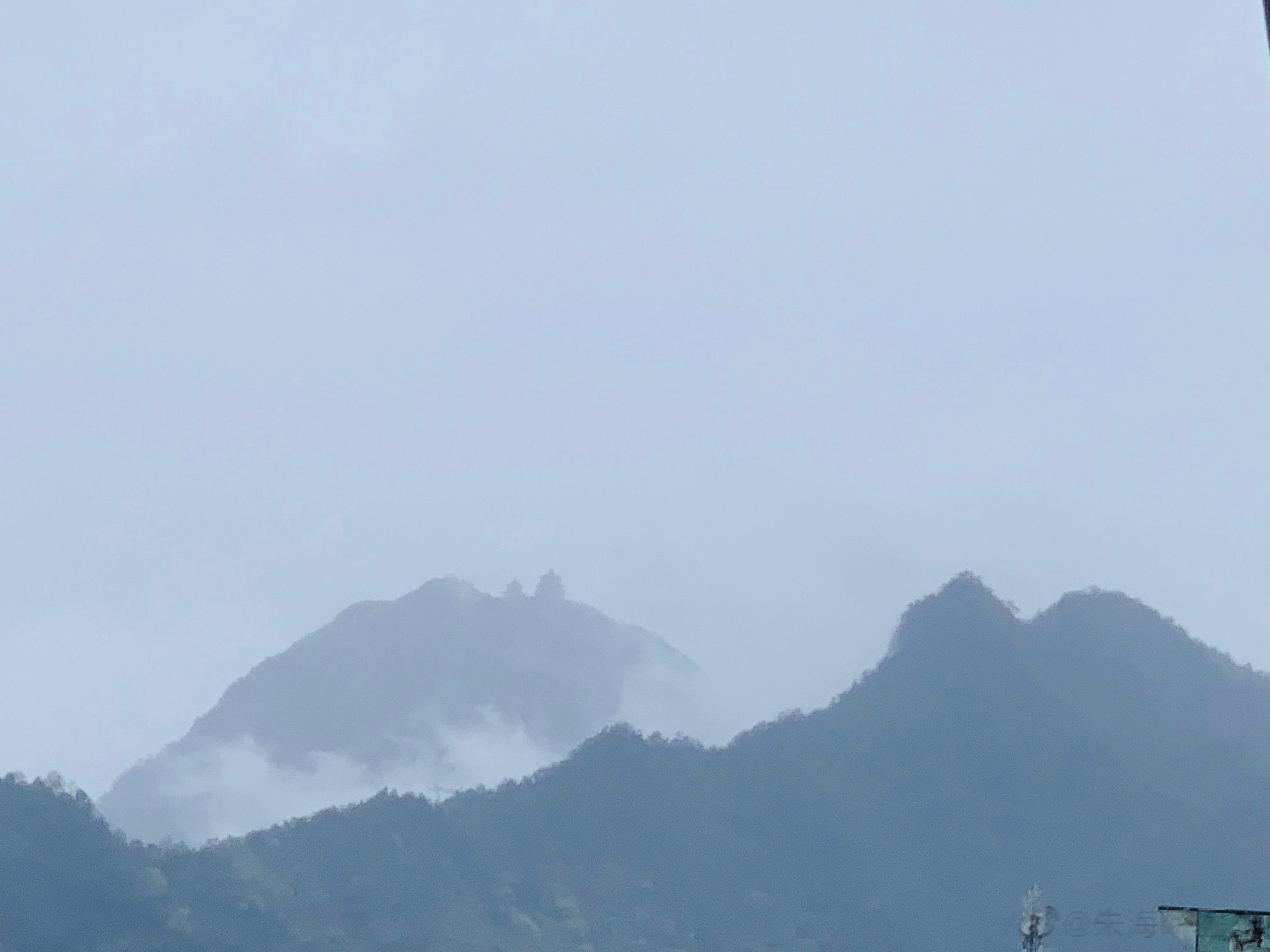  乐清火车站，地处中雁荡风景区，雨天云雾缭绕，别有一番风景。 ​​​