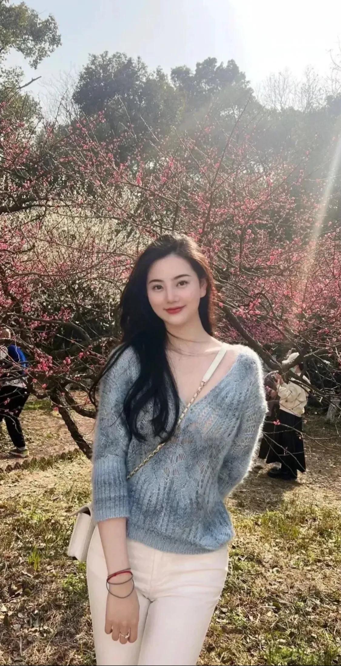 你知道啥叫规矩吗？
起点都是娘胎，终点不过棺材，中间就是人生。
如果你有钱，规矩