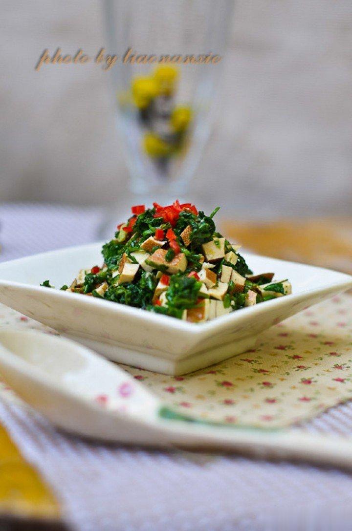 #中医话养生[超话]##这个问题吃什么# 荠菜拌香干——益肝和中食材：荠菜适量、