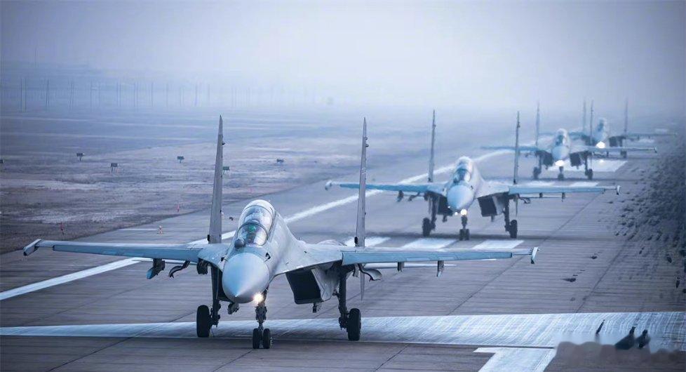 【这组飞行大片，太帅了！ 】北部战区空军航空兵某旅组织实战化训练。随着塔台指挥员