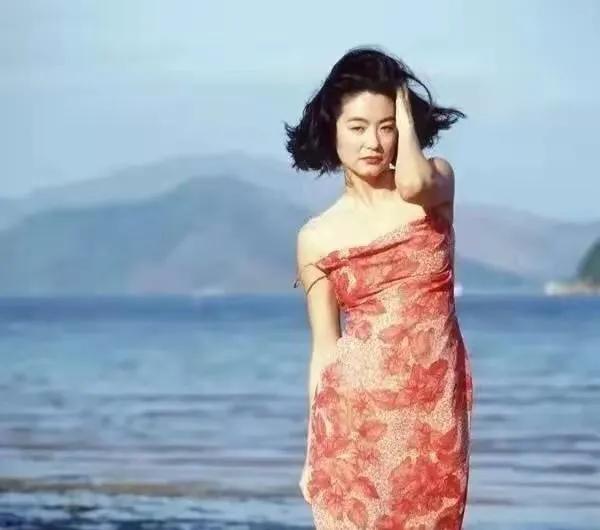 林青霞早期青涩写真照被翻出，有一说一，她那时候真的太好看了。