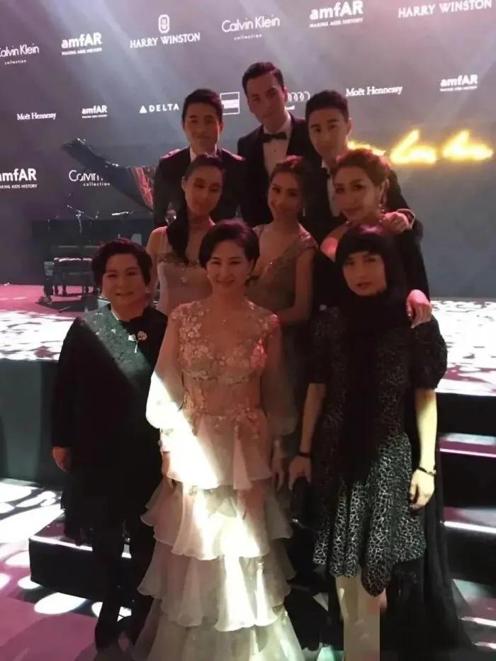 这9人身价加起来起码得有几百亿了！不仅颜值高，气质也异常的出众！真正的名门望族！