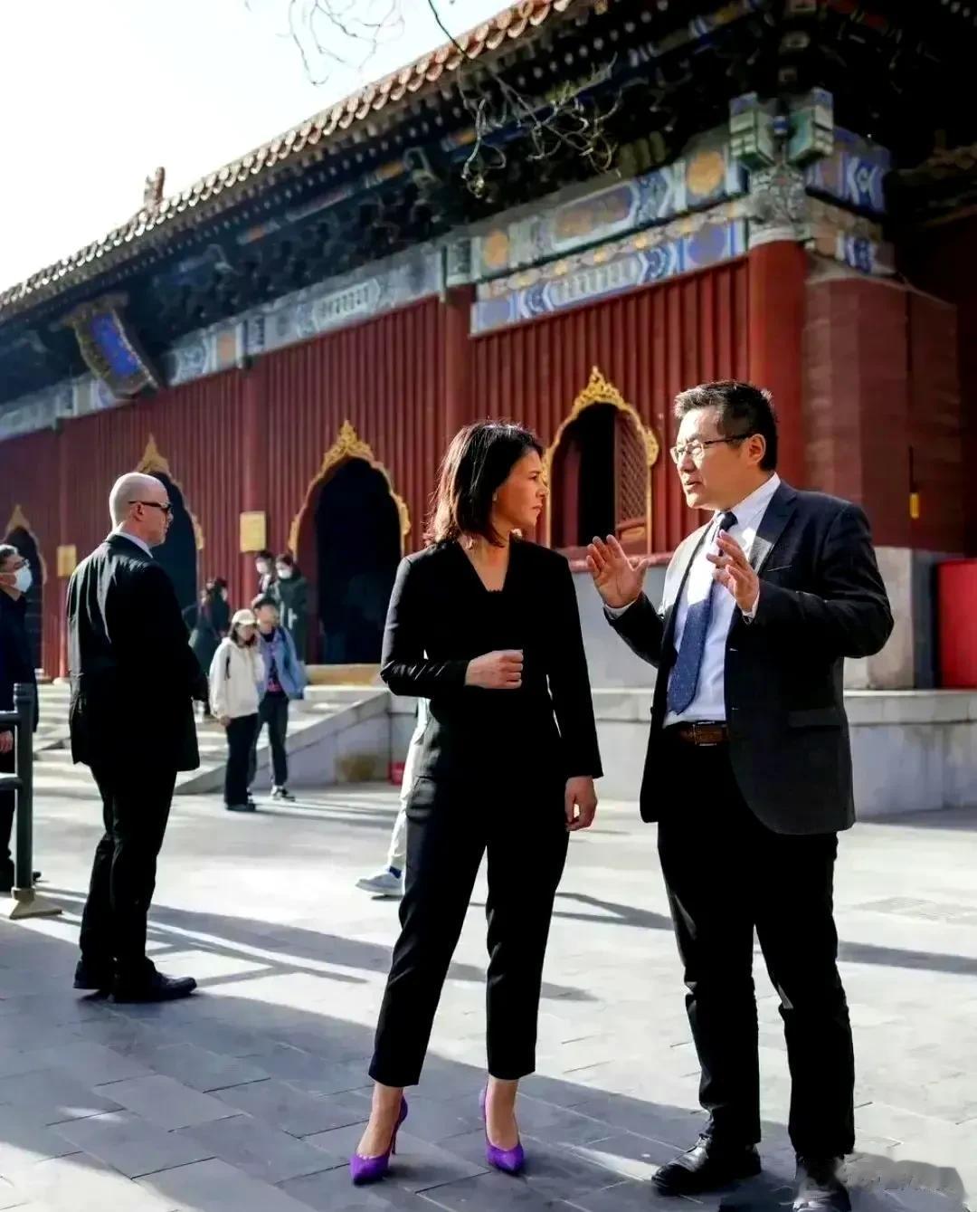 培养一个德国合格的外长，我们秦部长也是操碎了心！乘高铁，喝茅台，逛雍和宫……
其