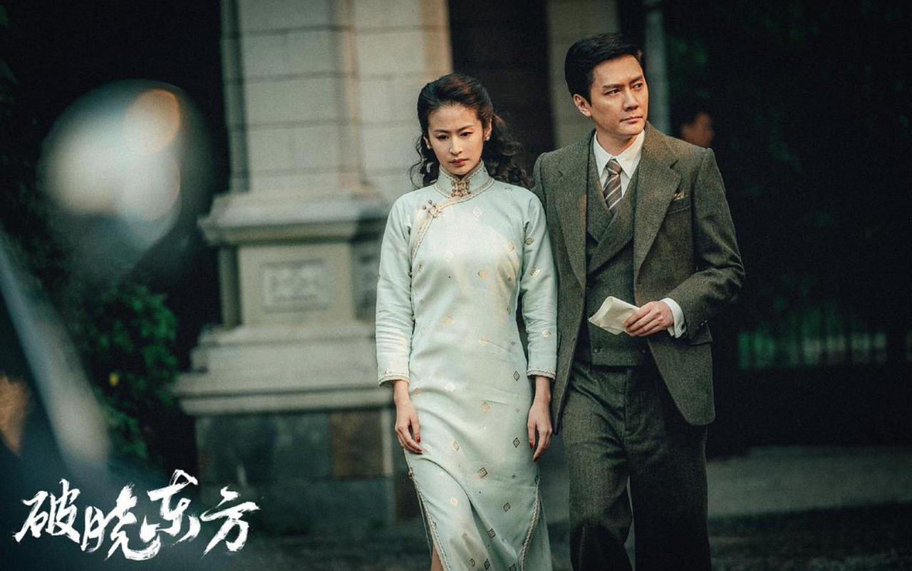 正在央视一套黄金档热播的电视剧《破晓东方》，有热度也有深度。内容题材格外新颖，以