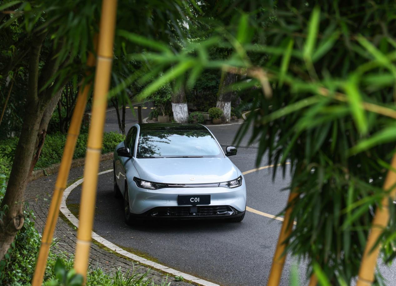 考虑纯电动轿车，小鹏P7与零跑C01谁更好？
 
就价格而言，零跑C01虽然要等