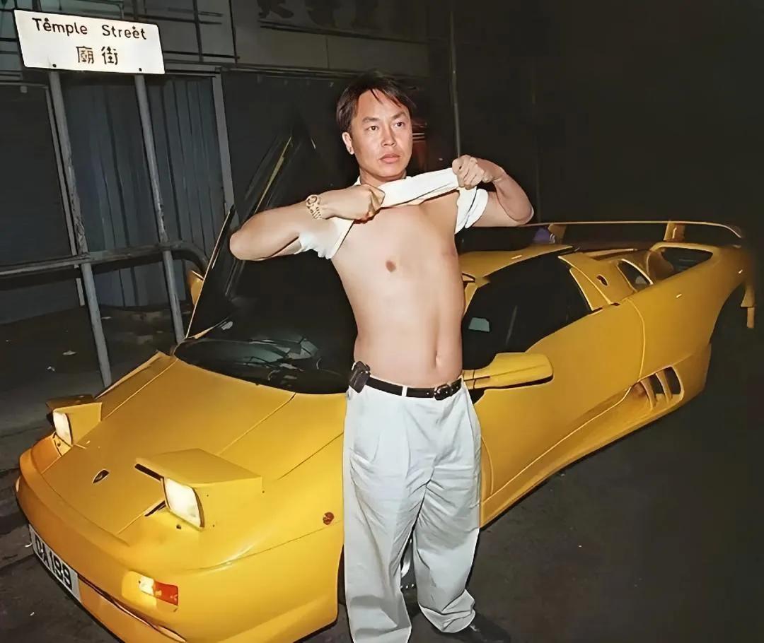 世纪“贼王”最嚣张的照片

1991年，张子强开自己的黄色跑车外出时，遇到了路过