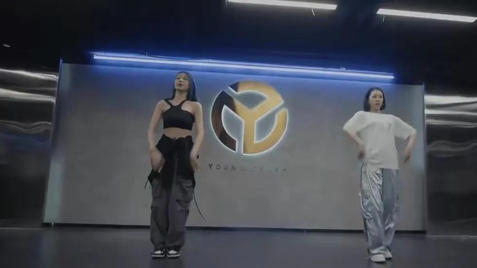汪峰的大女儿小苹果登上了热搜，久未更新小苹果在社交媒体中分享一条和朋友热舞的动态