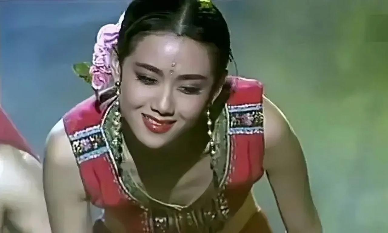 杨丽萍年轻时和她的搭档缠缠绵绵跳孔雀舞的场景，和现在她编排的引起争议的孔雀舞如出
