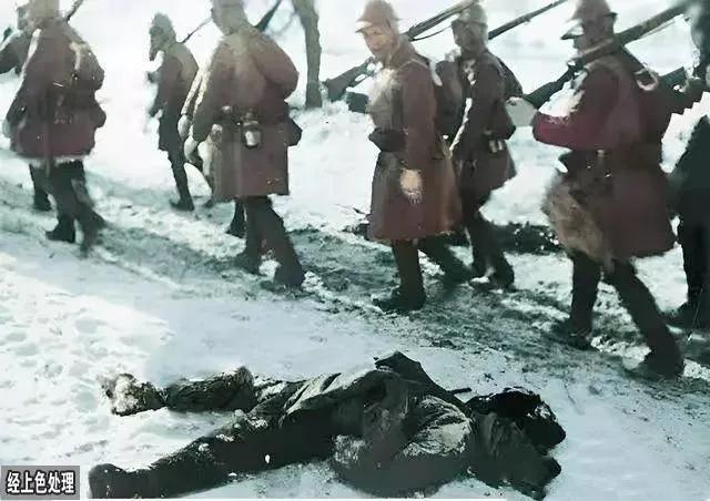 1933年，吉林，一张日本关东军讨伐队击退了东北抗联武装后行走的镜头，镜头下一位