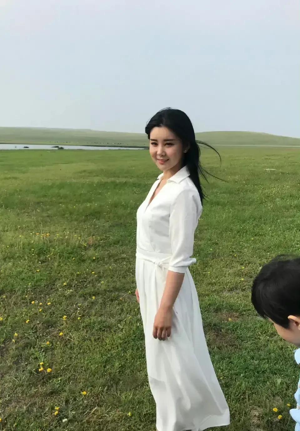李小萌户外春游，生完二胎后，气质更好了，身材匀称，更显清纯唯美！

李小萌一袭白