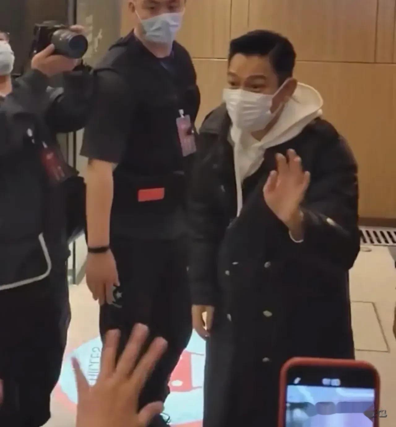 这就是刘德华的素养和修为，粉丝喊一声，他都会停下来和粉丝礼貌打招呼，这真的非常难