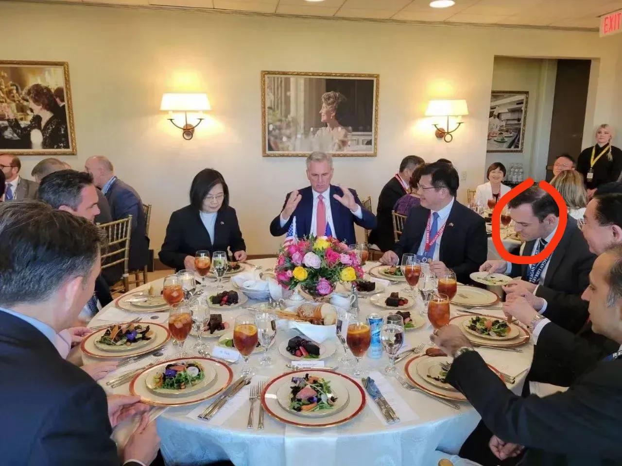 麦卡锡在给蔡英文画大饼，看手势至少有8英寸。画的时间至少应该有10分钟了，因为红