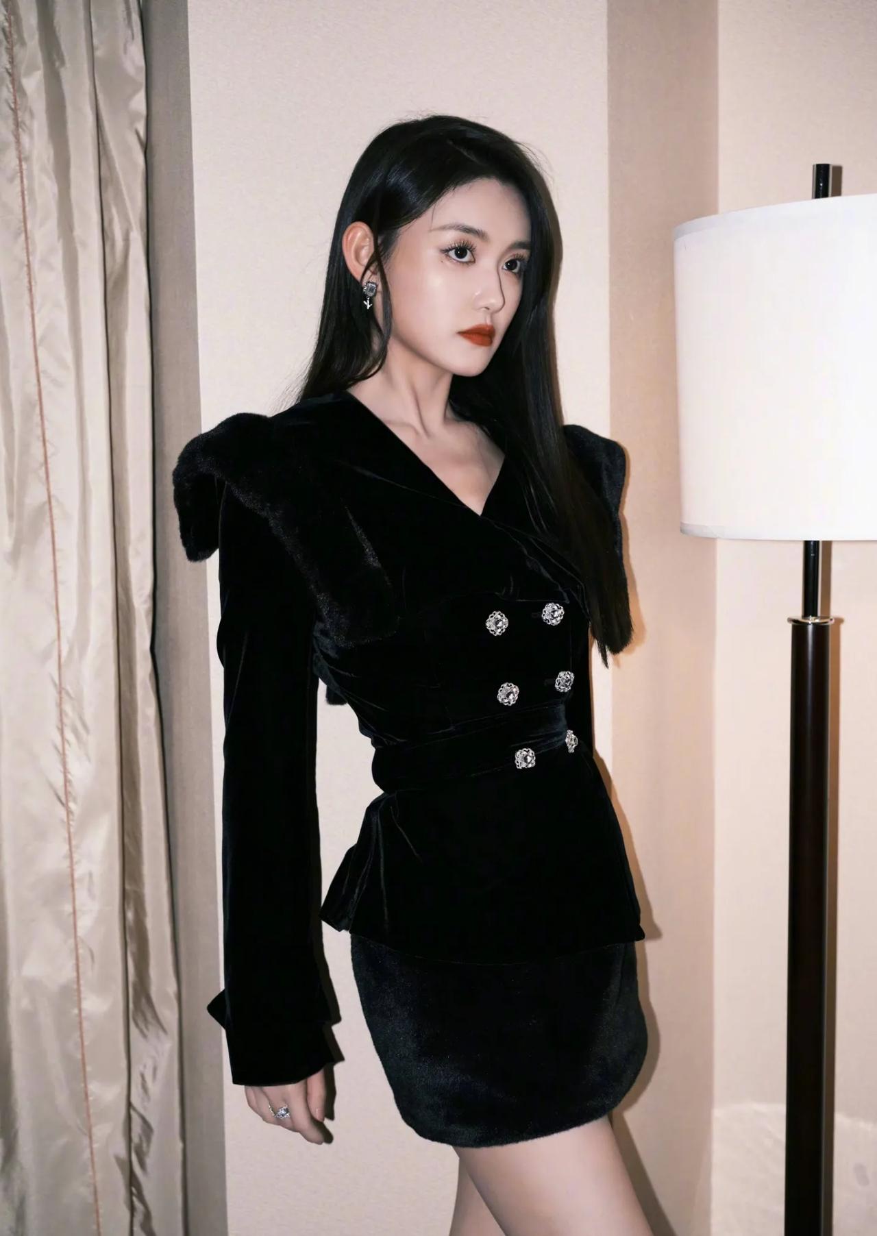 女明星蒋依依晒自己酒店自拍，黑色的衣服真的好显白啊，满屏幕都是大长腿，让人实在挪