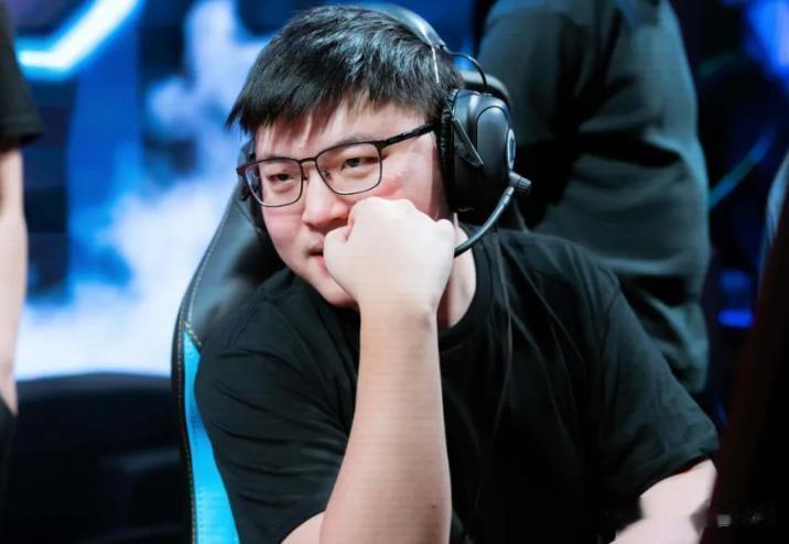 Uzi直播再次开团RNG？
Uzi在解说WBG和LGD的比赛中，看到LGD赢了3