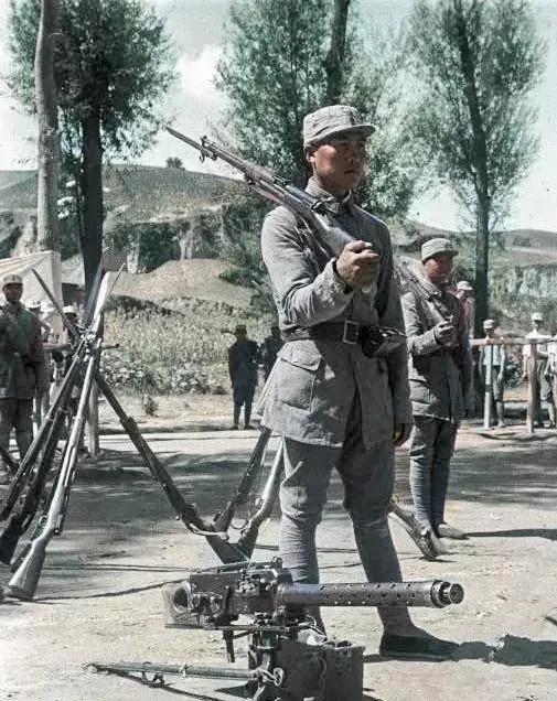 这才是历史上真实的八路军战士，电视剧绝对拍不出这种威武雄壮的气势。
崭新的军装，