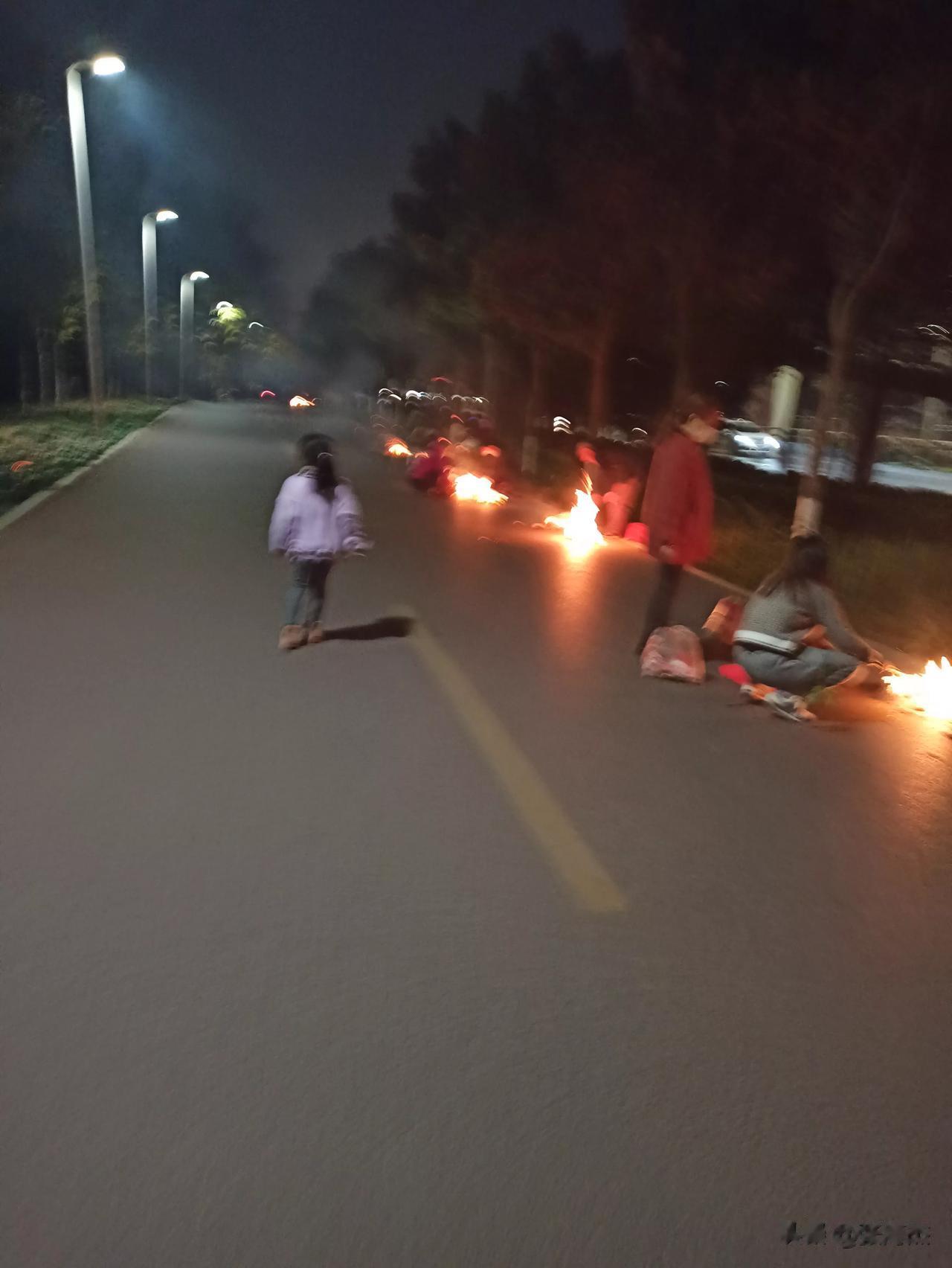 国际郑的夜晚，一群烧纸的。