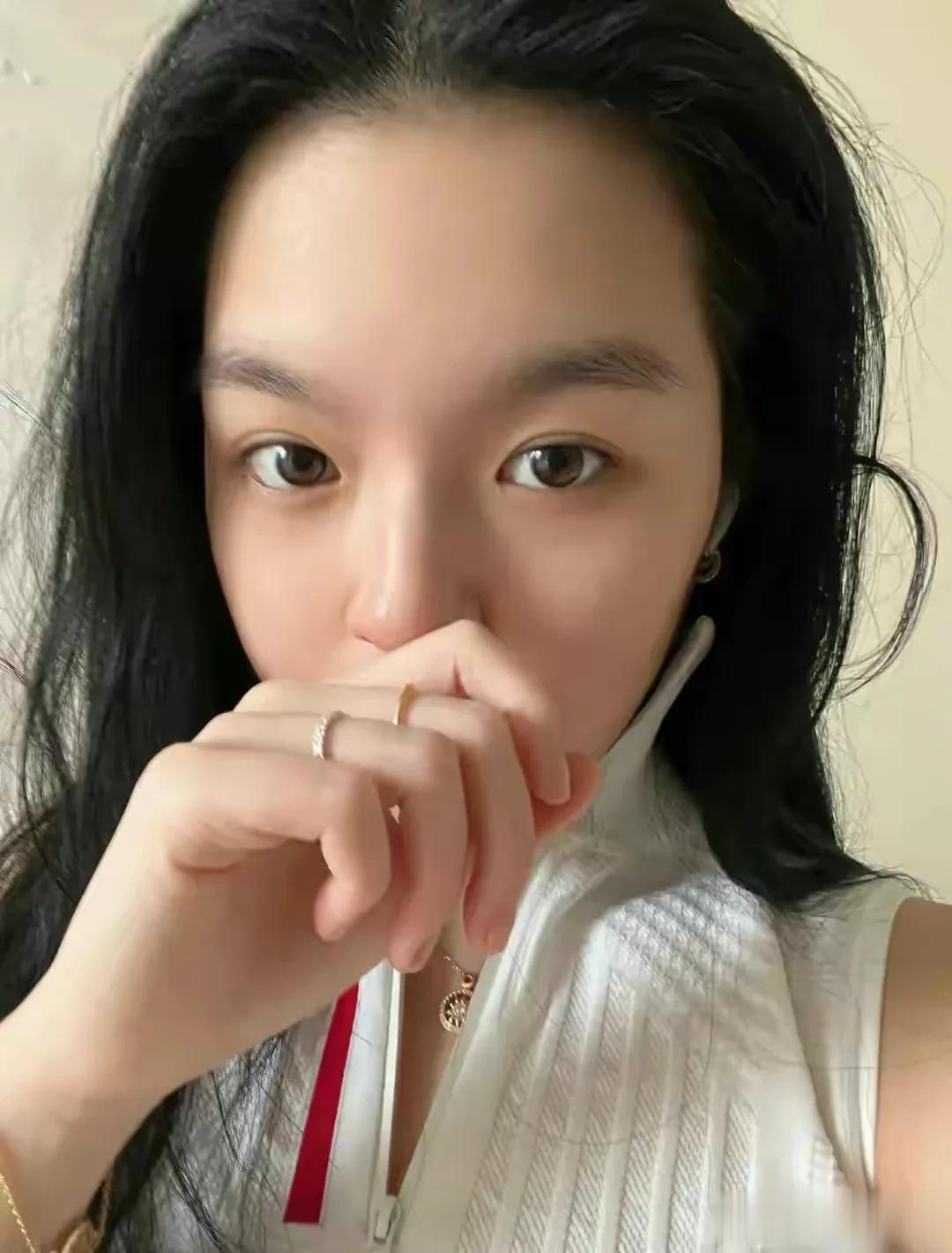 转眼间，李咏去世已经快五年了，他的女儿法蒂玛如今已经成为一个身材苗条，气质出众的