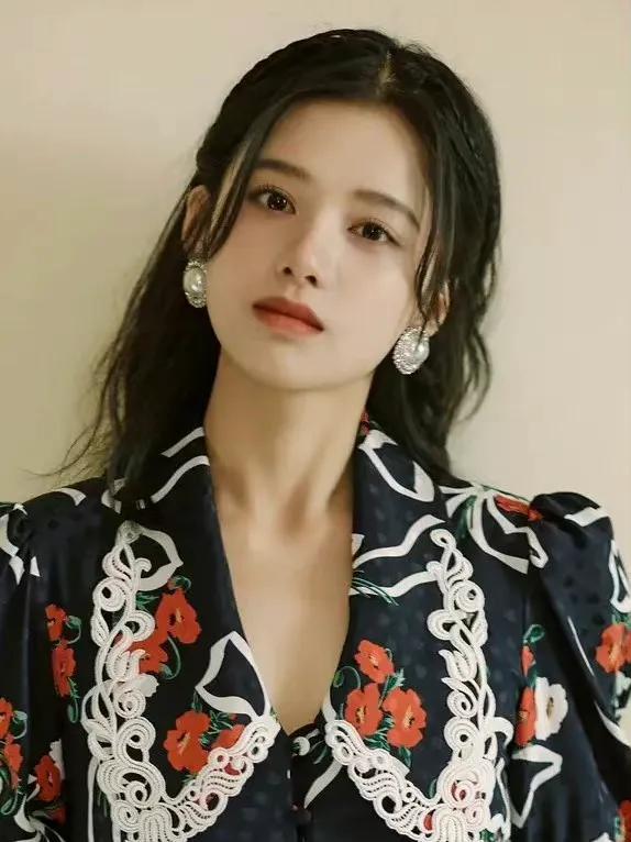 近日，有消息称大热IP《白色橄榄树》即将影视化，95后人气偶像陈哲远搭档新晋小花