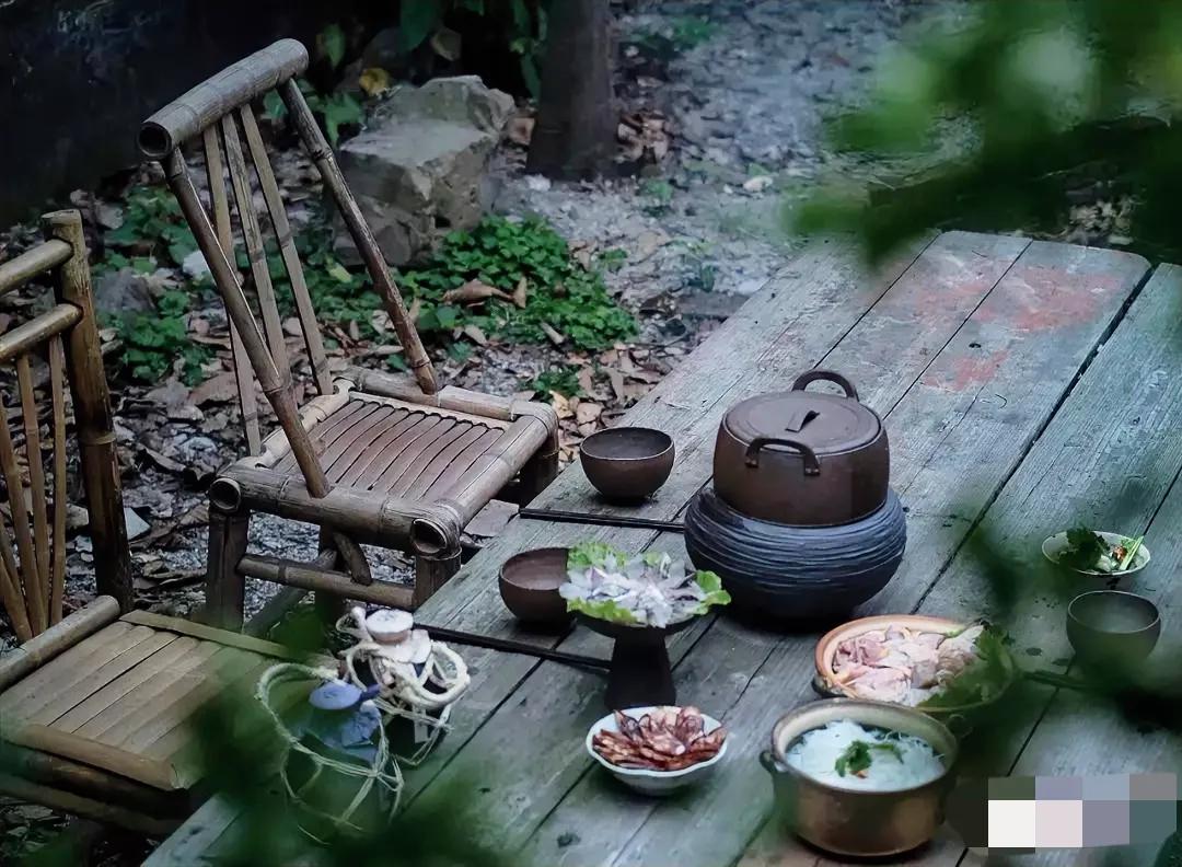 汪曾祺在《慢煮生活》中这样写道：

“你很辛苦，很累了，那么坐下来歇一会，喝一杯