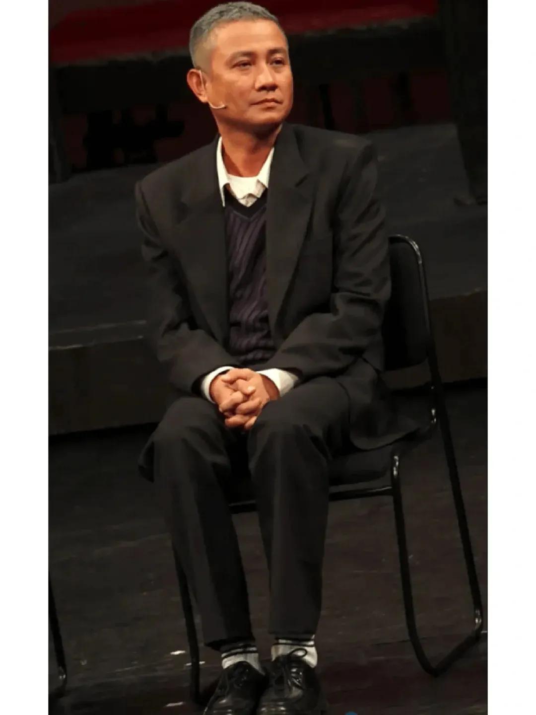 文章这是怎么了？
好像是一夜白头
本身起点非常高，一部奋斗火出天际，年少成名，抱