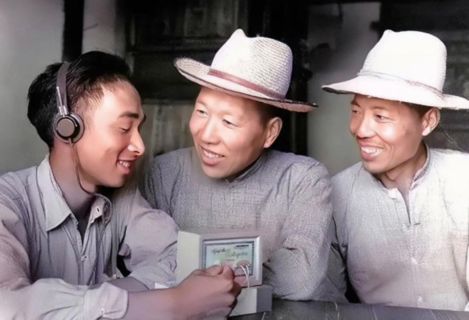 #历史那些事[超话]#1962年，在江苏省祁东县阴阳公社，一名社员戴着耳机，享受
