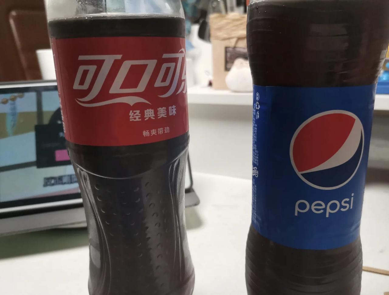 明显的区别：百事有一种涩味，可口则是甜中带有一点点很尖锐的苦味。个人觉得百事更清