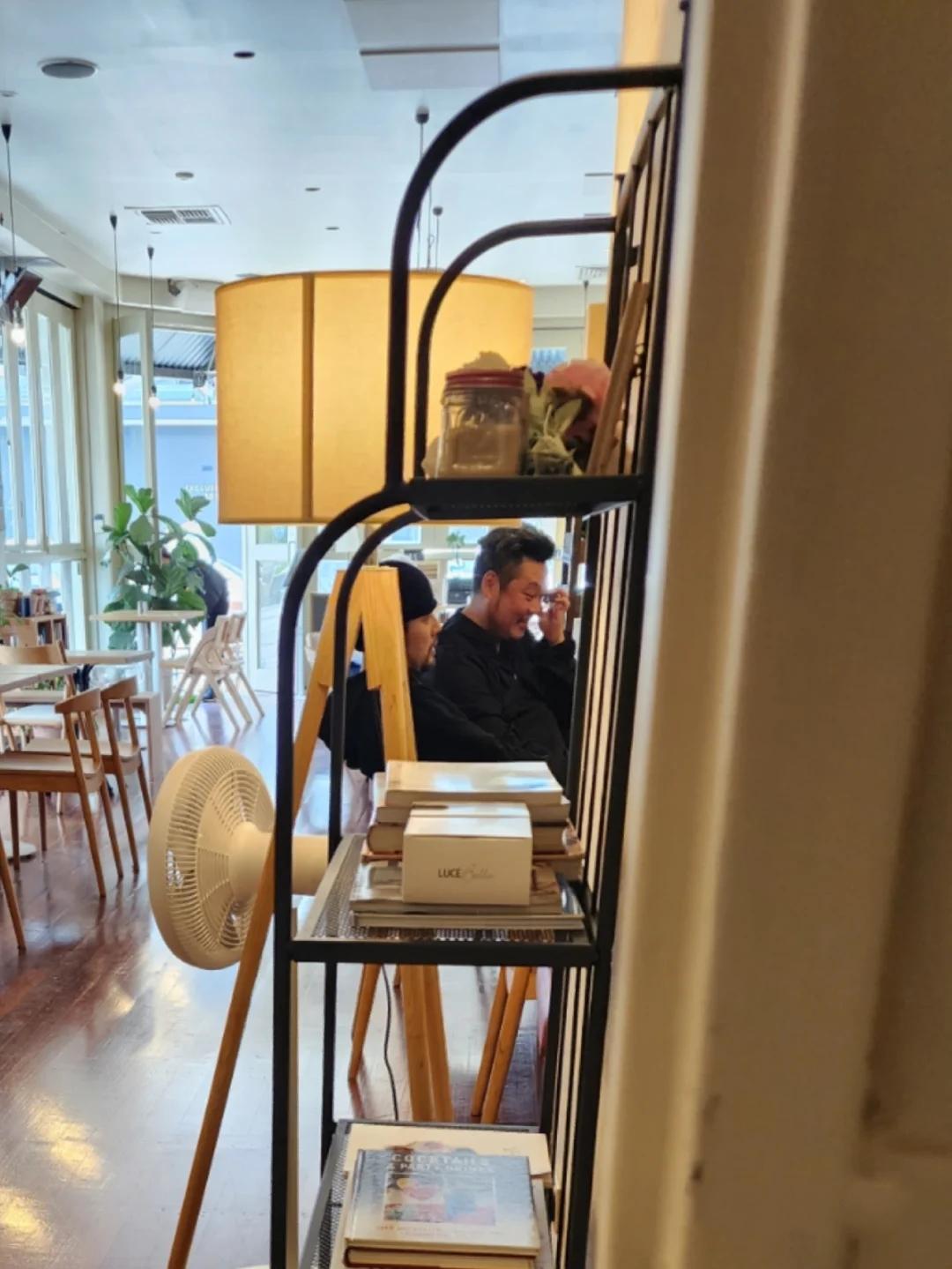 周杰伦喝咖啡被偶遇，身边朋友超像沙溢
大家都知道周杰伦近日去了澳网，没想到的是国