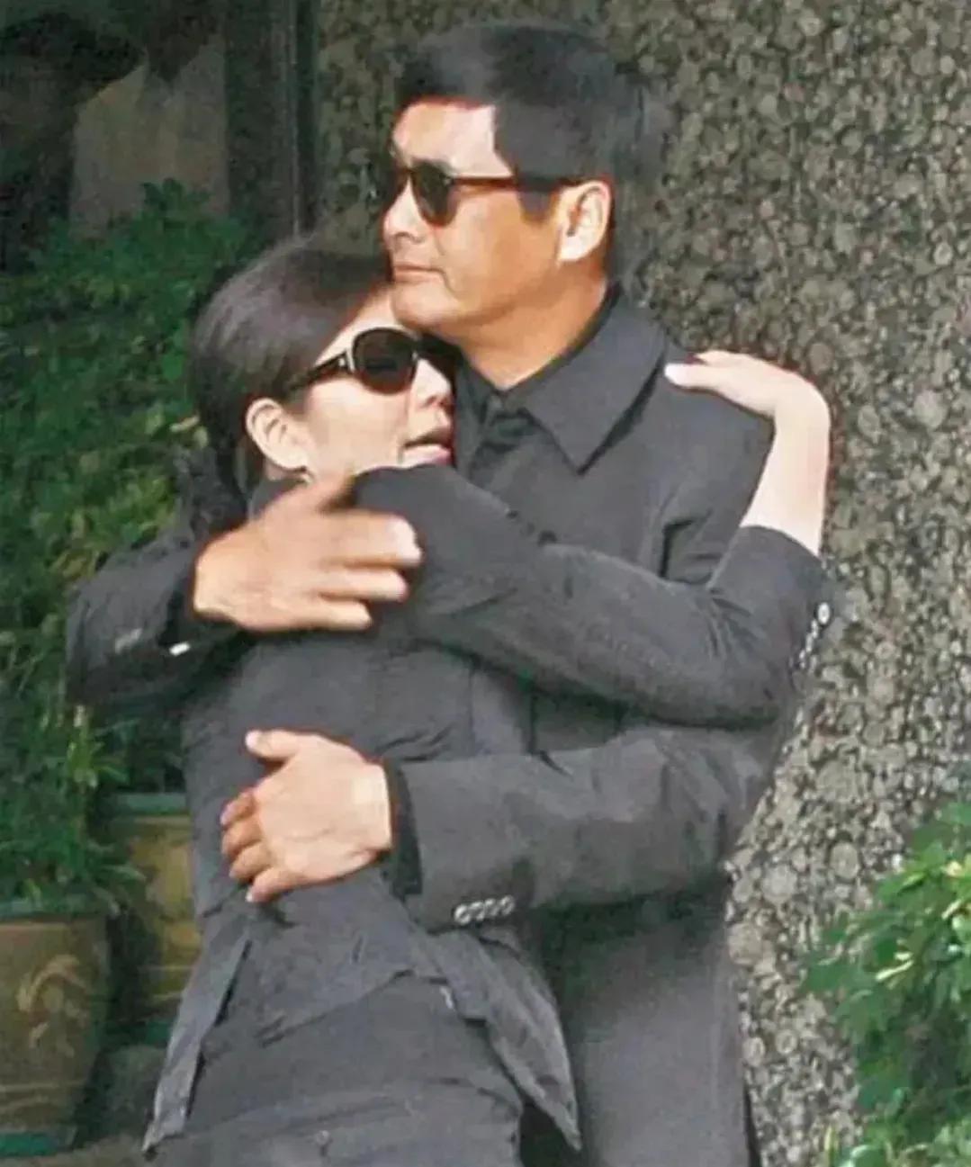 2007年，钟楚红丈夫葬礼，她在周润发怀里哭泣
16年了，红姑依然一个人，最爱老