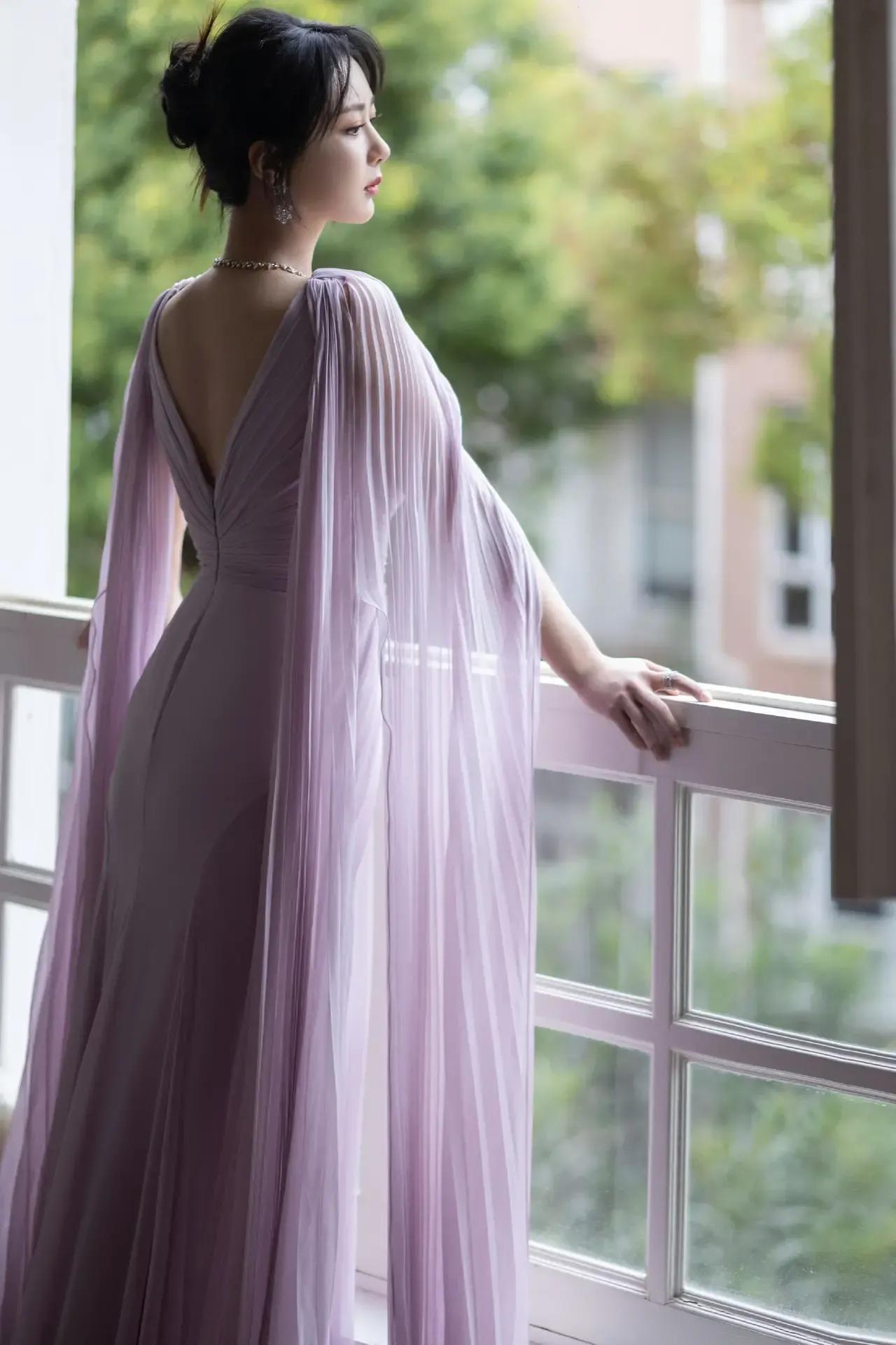 杨紫换了造型师，显得很高级，不再走青春的清纯小女生路线，换了个风格真不错。

杨