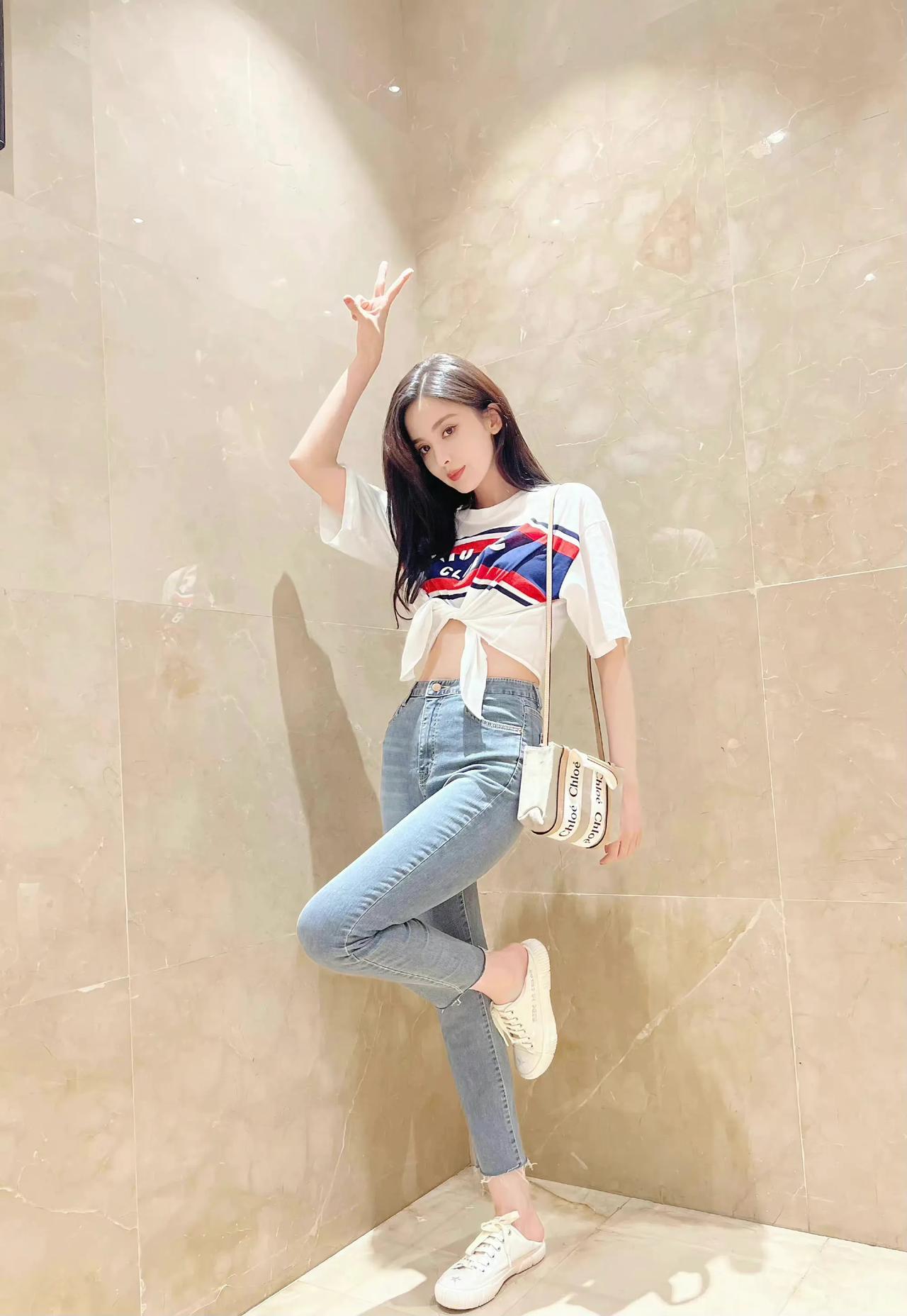 娜扎最新的的私服照分享，身穿露