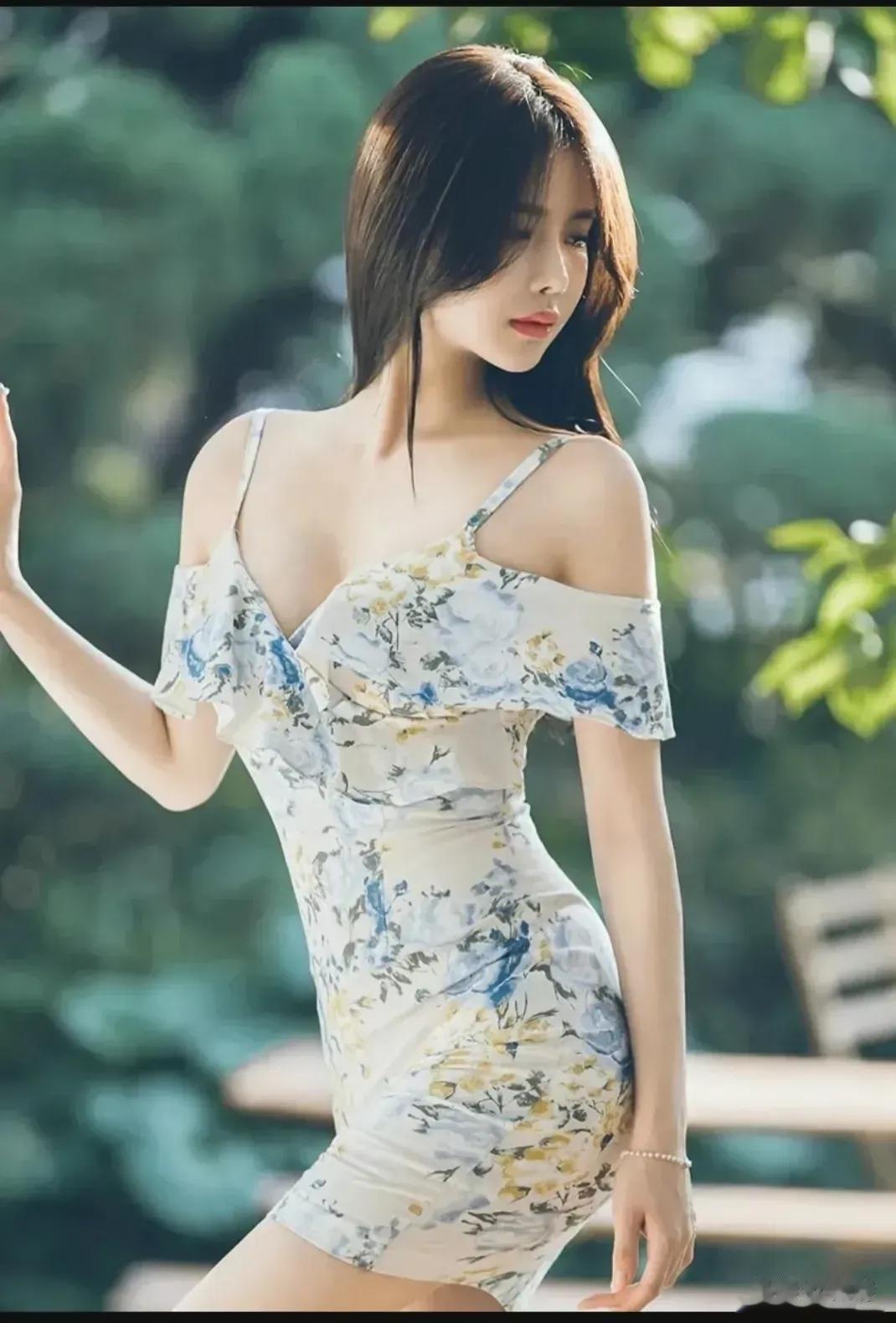 
    两个年轻貌美的少女站