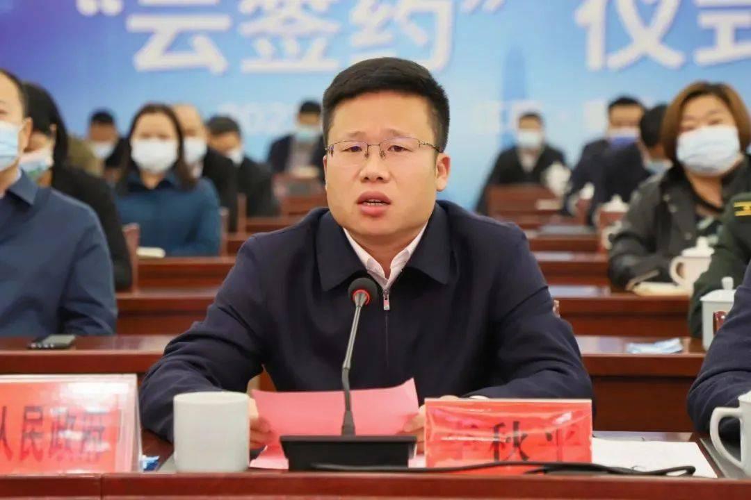 色胆包天！用这个词形容江西安远县长李秋平，再合适不过了。近日，41岁的江西安远县