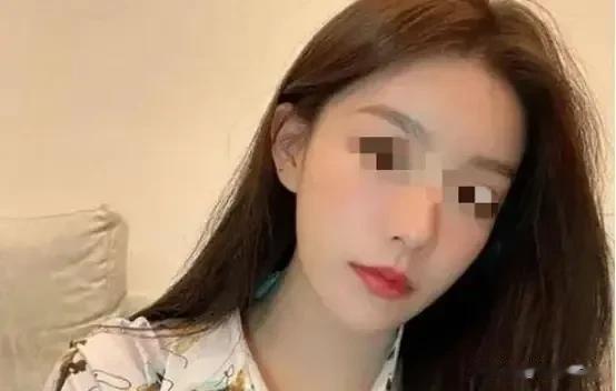 事情发生在湖南岳阳的一所小学。男女主人公在同一所学校教书。也许是女教师在工作期间