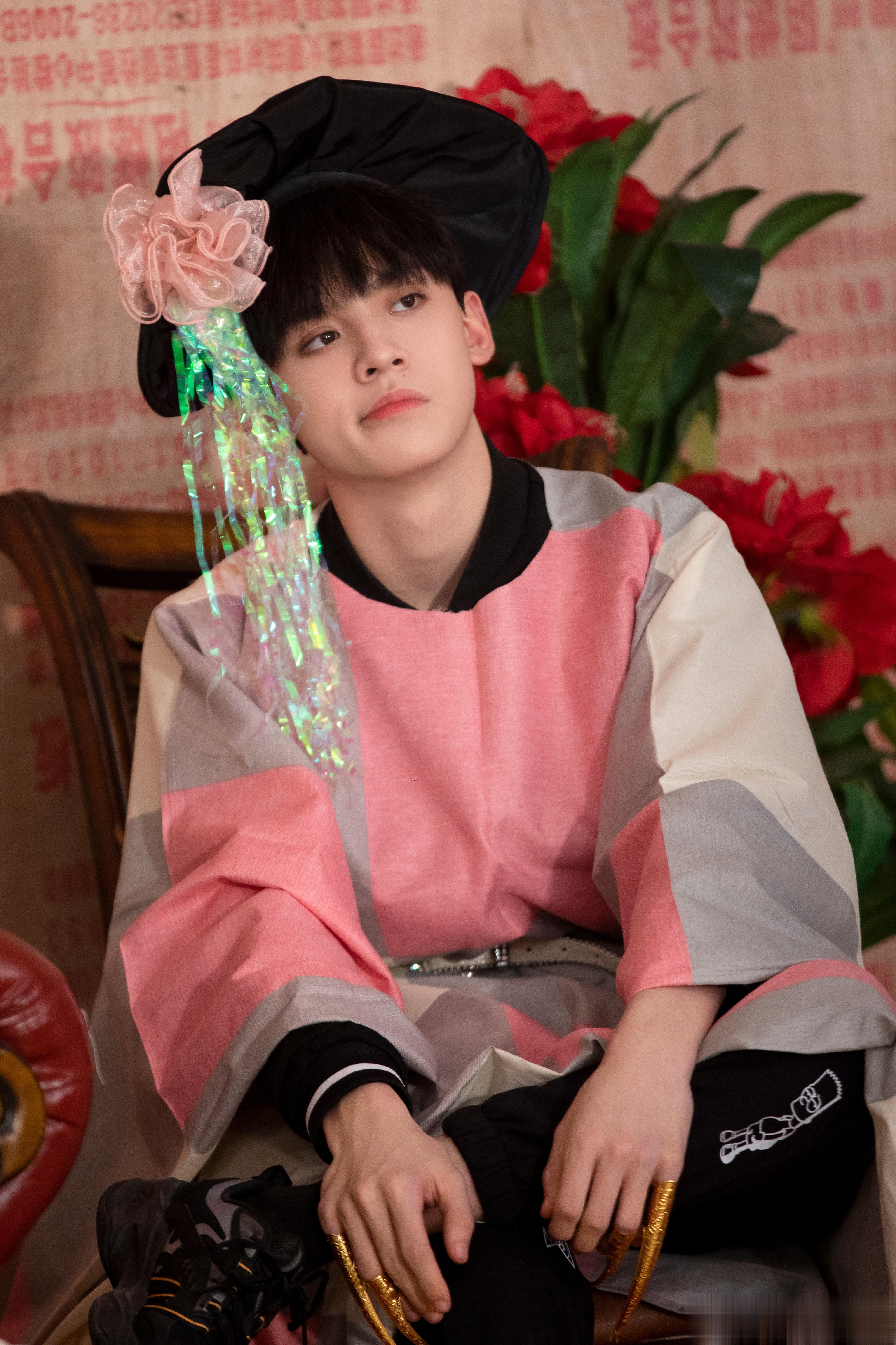 昨天是恩桃，今天是“Queen”，明天……[并不简单]#tf家族兔年瞬间# 。#