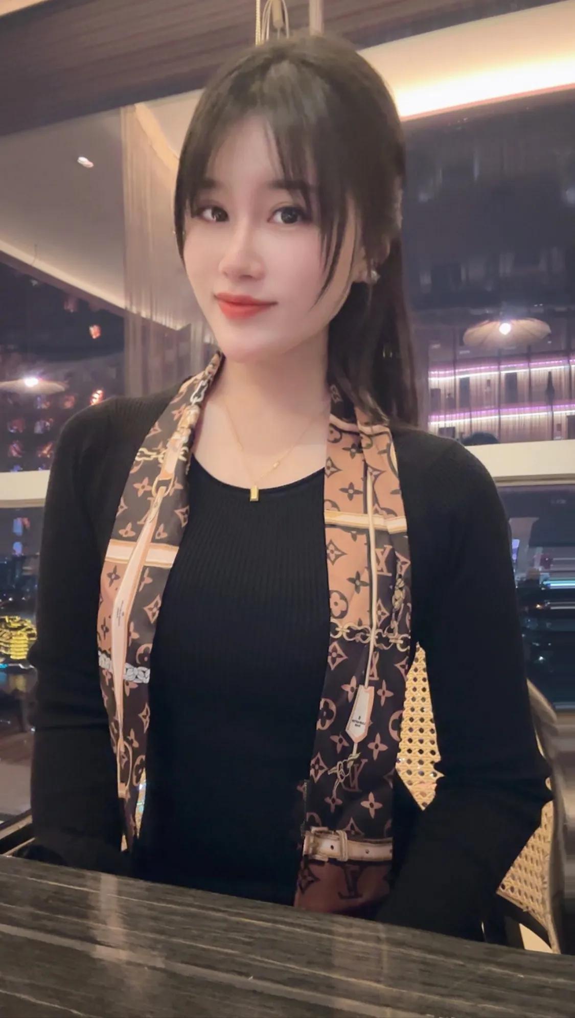 永远不要轻易相信女人的承诺，她就像小孩子的脸说变就变。
对于一个该放手的人，永远