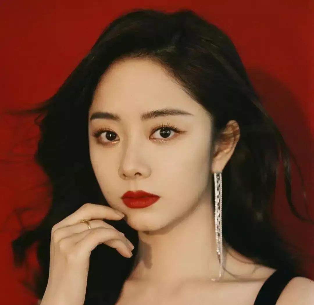 谭松韵被爆隐婚，隐婚老公是万达董事，与多位当红女星传个绯闻。
4月4日，娱乐圈中