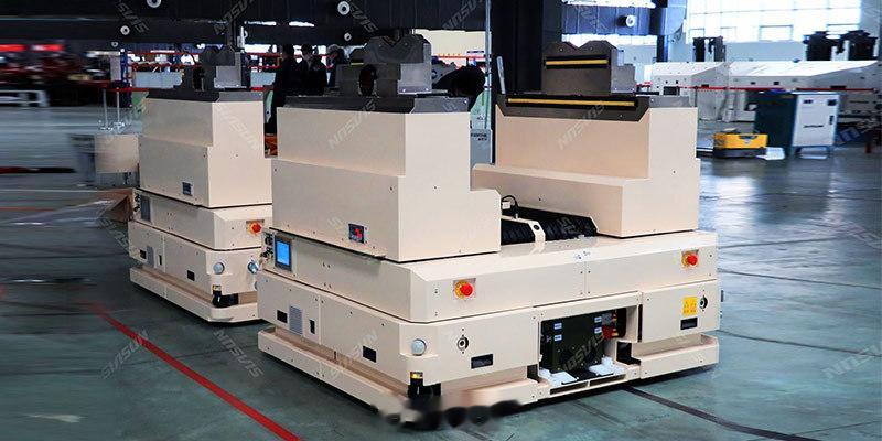 原本的国产工业机器人龙头企业——沈阳新松机器人，去年预计盈利4000~5100万