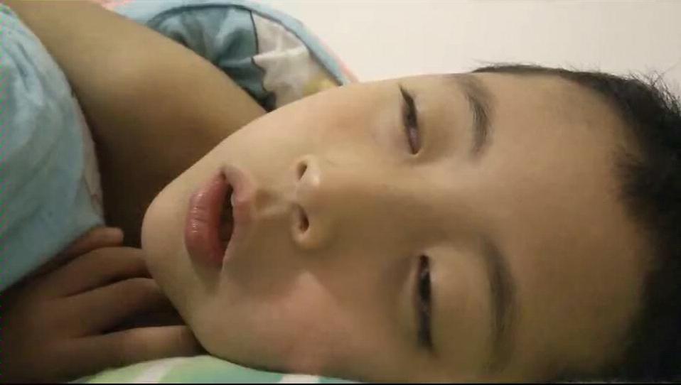 你家孩子有没有睡觉半睁眼的情况？不爱吃饭、体质差、身材瘦小？
 
✔孩子睡觉半睁
