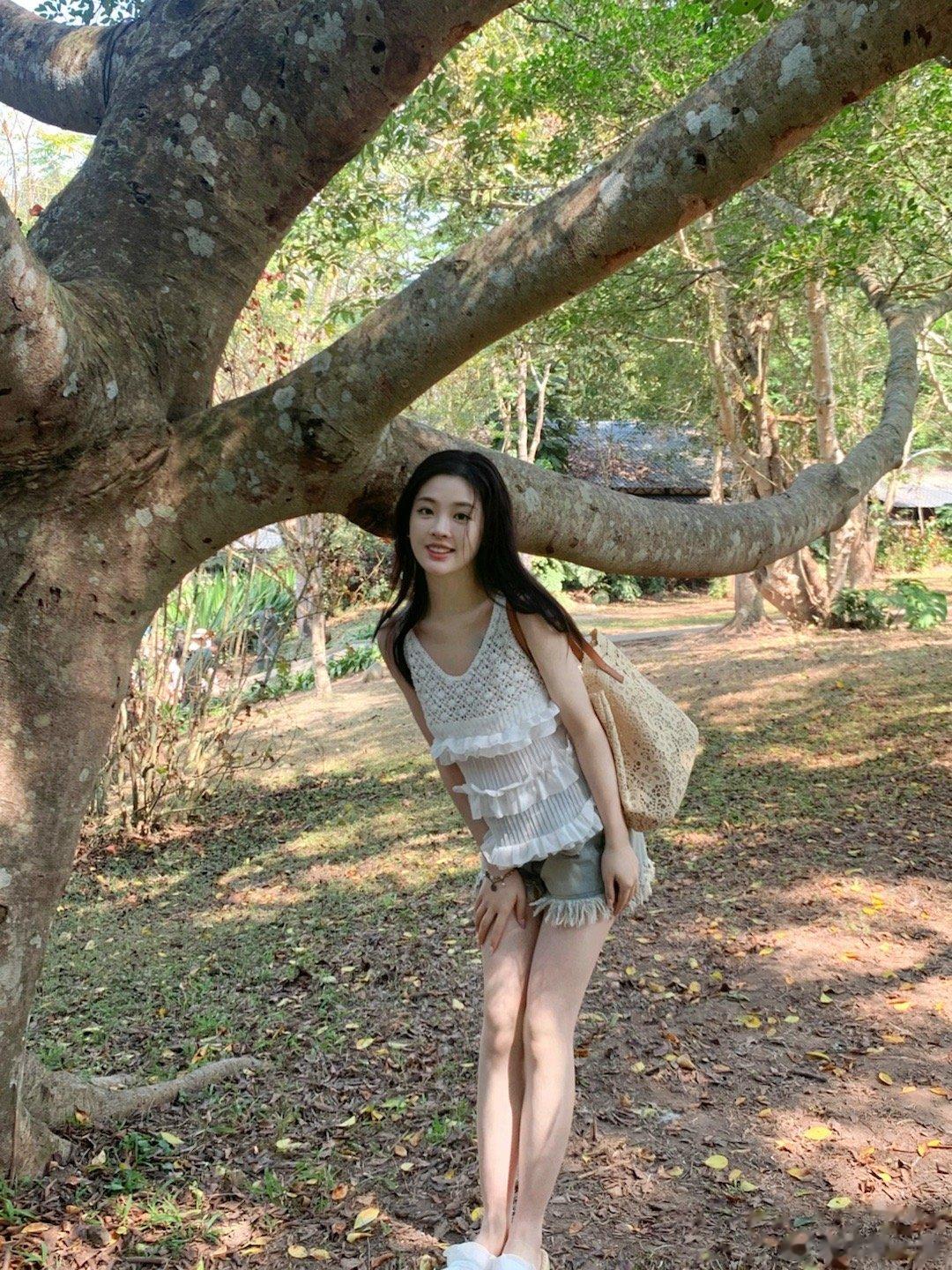 过夏天太幸福了！很喜欢这种慢悠悠的感觉很开心所以每一张都是露齿笑 每一张都必须看