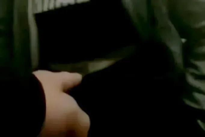 55岁女子与29岁男子发生关系时，被警方逮捕。令人惊讶的是，这名妇女生病了，她说