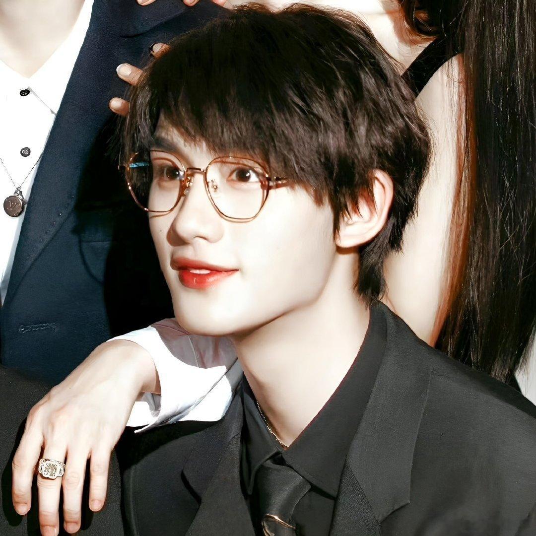#丁程鑫[超话]#✨ #丁程鑫 春遇鑫年见华章# ✨ #丁程鑫张真源贺峻霖亲亲爱