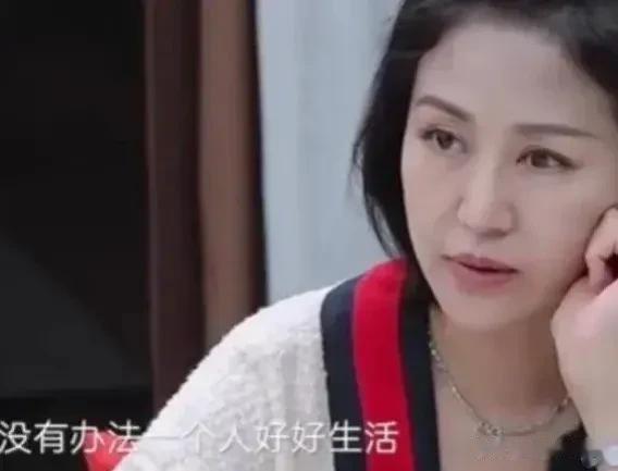 节目中，鲍蕾自曝：“以前陆毅不在我身边，我状态就不好，吃不好睡不好，还会长带状疱