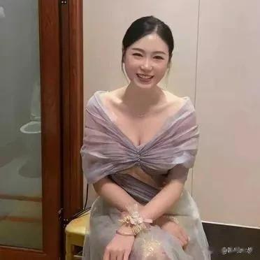 两个伴娘都很漂亮[做鬼脸]但在新郎的眼里，新娘永远是最漂亮的那个！男人的话，你一