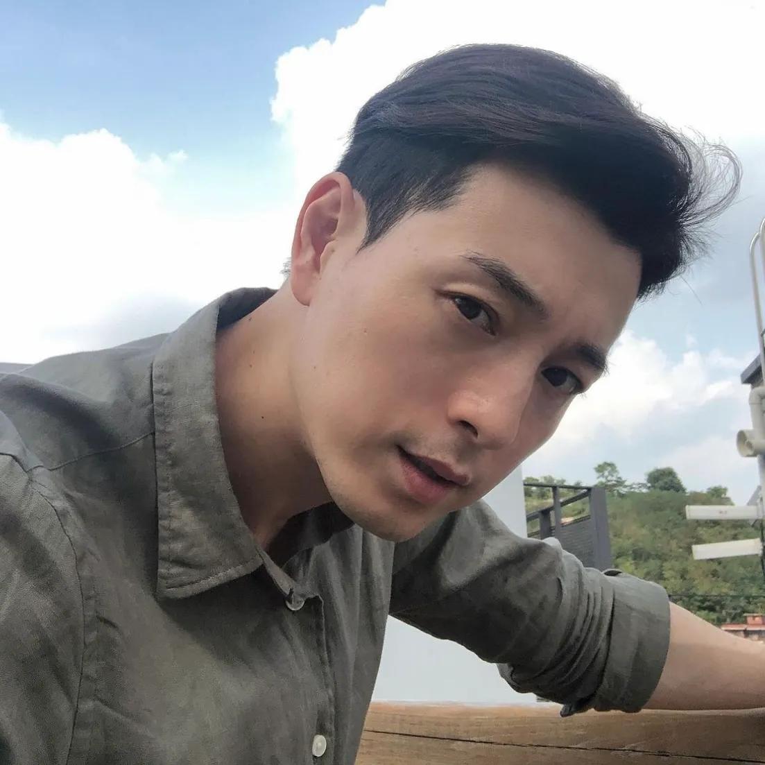 生活照也很…随意慵懒地性感
最近沉迷于宝藏大叔的魅力…真的太帅了，我觉得比男主有