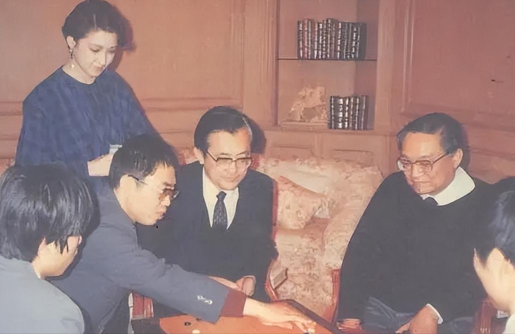 聂卫平1980年代与金庸对弈，国民党四公子之一的沈君山、胡因梦在观看！

国民党