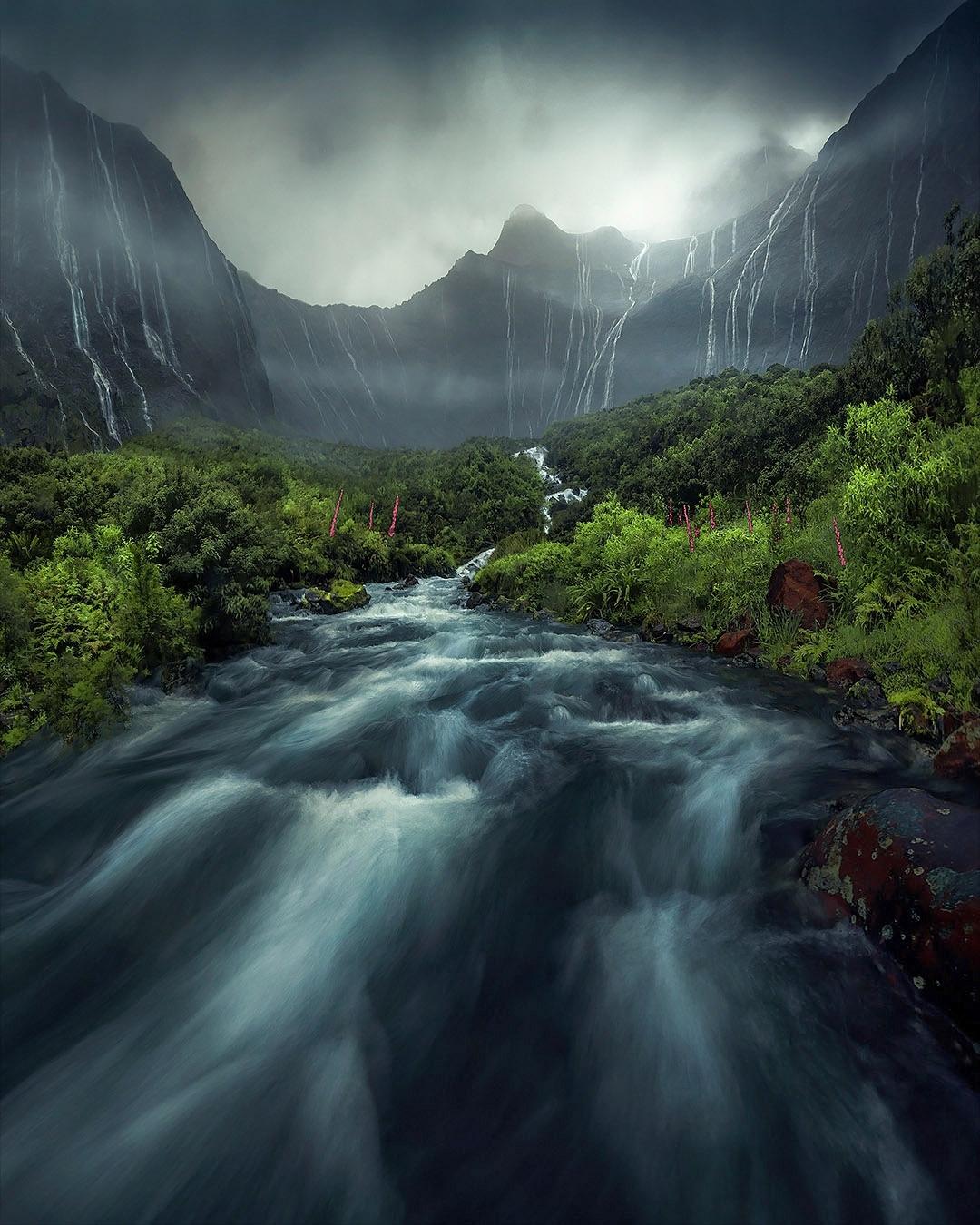 突然发现好久没感受雷雨天了，先是隐隐约约的压抑，然后是闪电和雷声，黑压压的云和撒