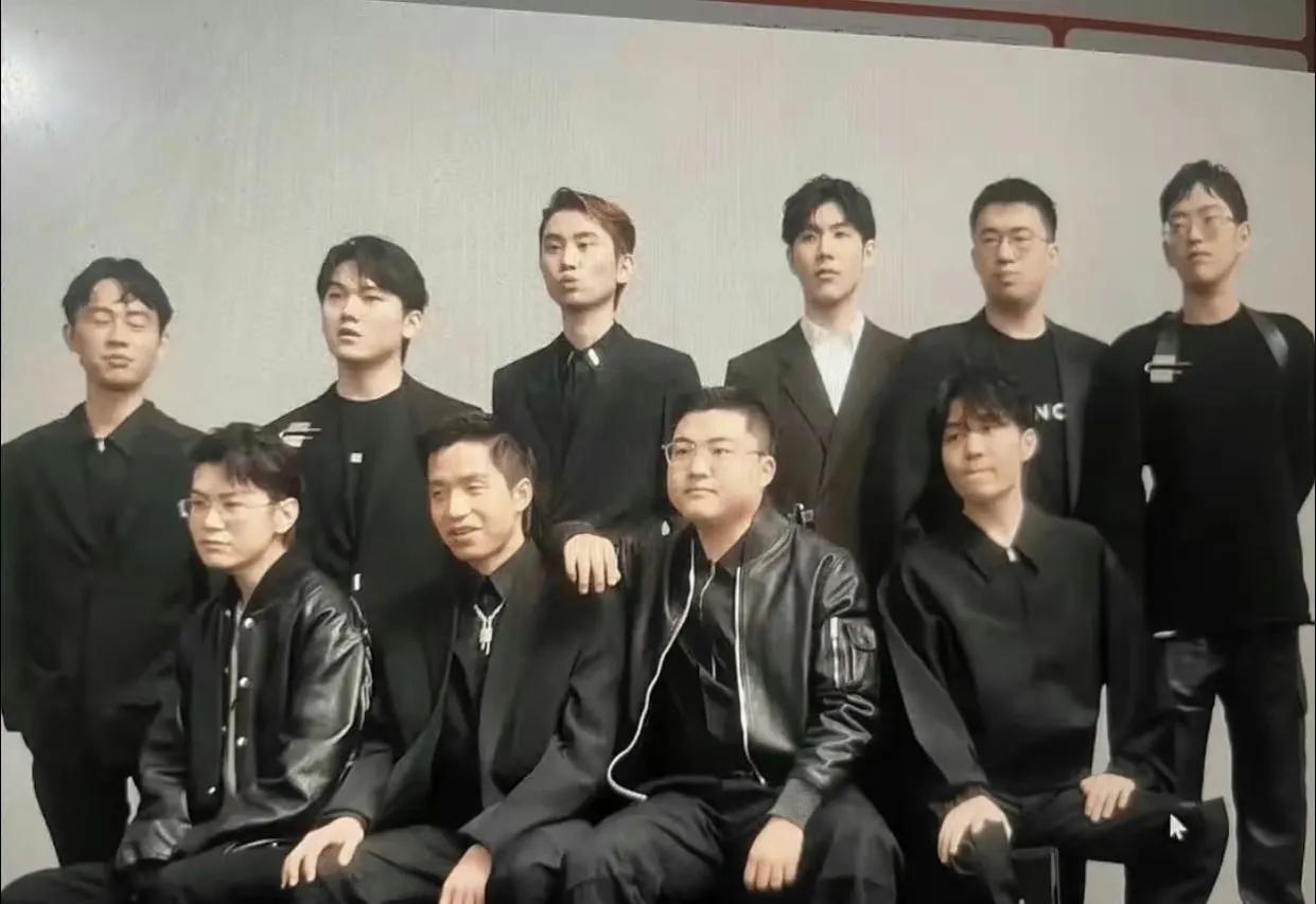 十大选手照片流出来了，Meiko和Uzi是同款皮衣吗？厂长这个造型怎么说啦？
