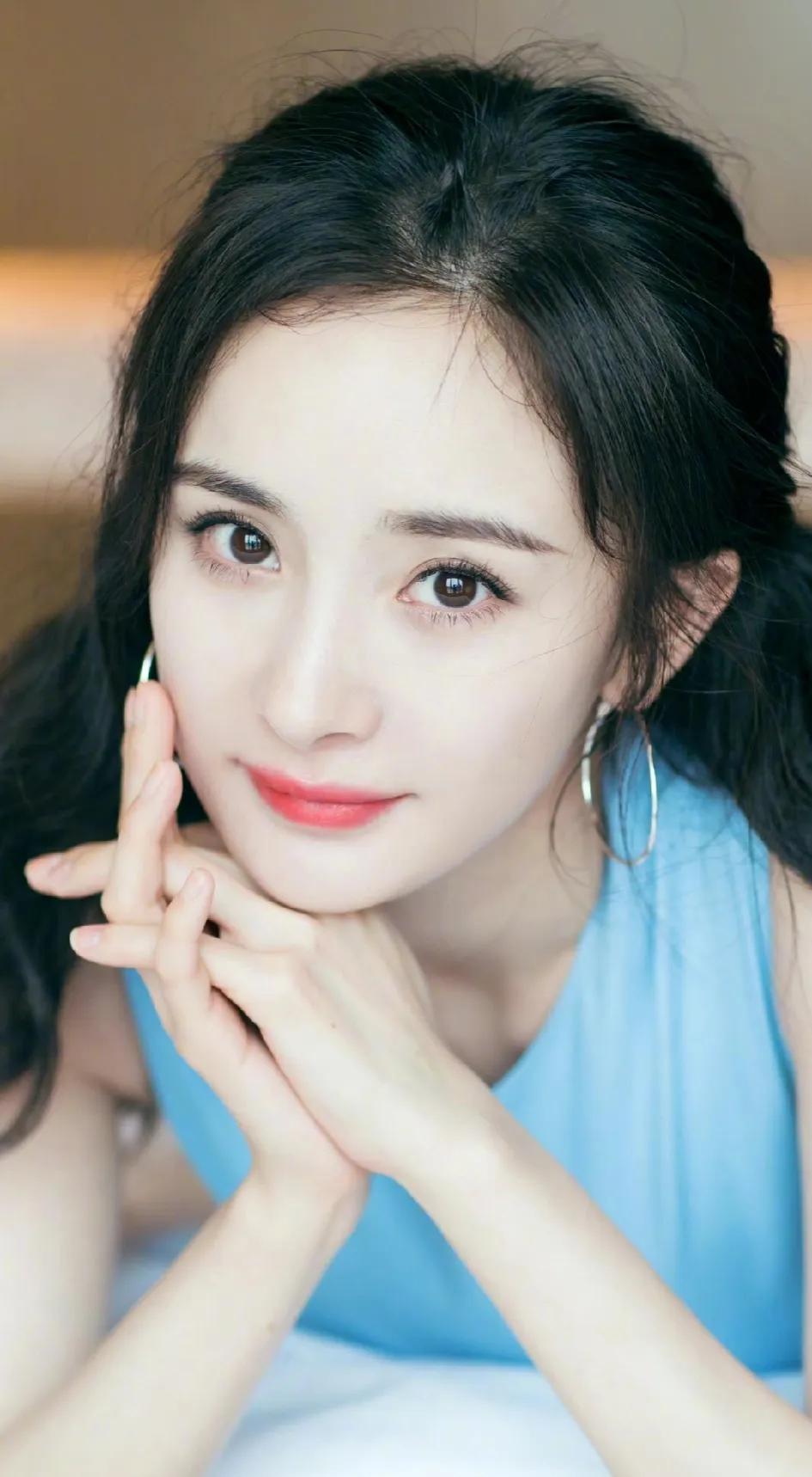 杨幂的长相是典型的东方女子的美,温柔含蓄,大眼睛,充满灵气,身材修长,集合了可爱