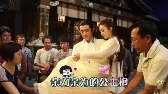 别再被剧中的“公主抱”骗了？全身照笑出鼻涕泡，热巴太真实！
哈喽！很高兴和大家再